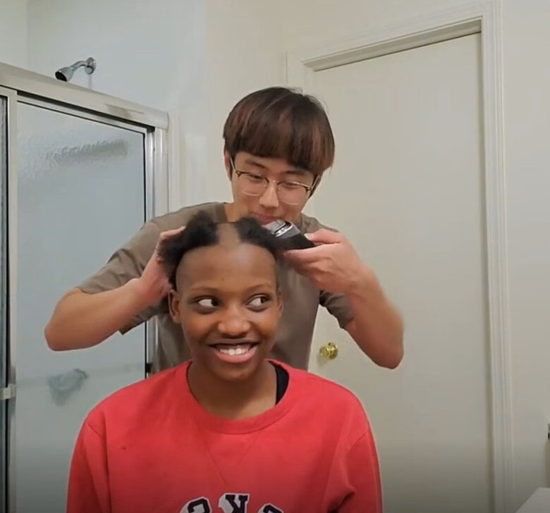 Giới Giới tự tay cạo t&oacute;c cho vợ, một h&agrave;nh động chăm s&oacute;c đầy tinh tế