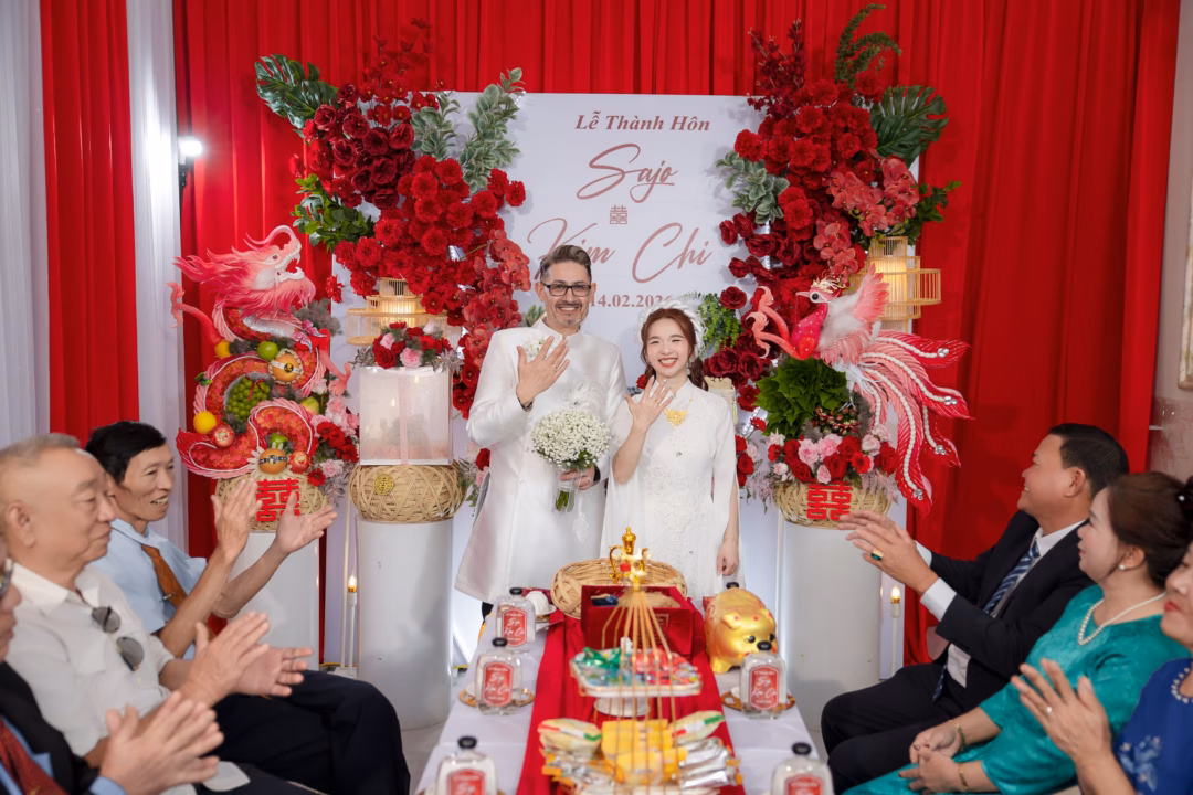 Khoảnh khắc hạnh ph&uacute;c trong ng&agrave;y cưới của Kim Chi v&agrave; Sajo