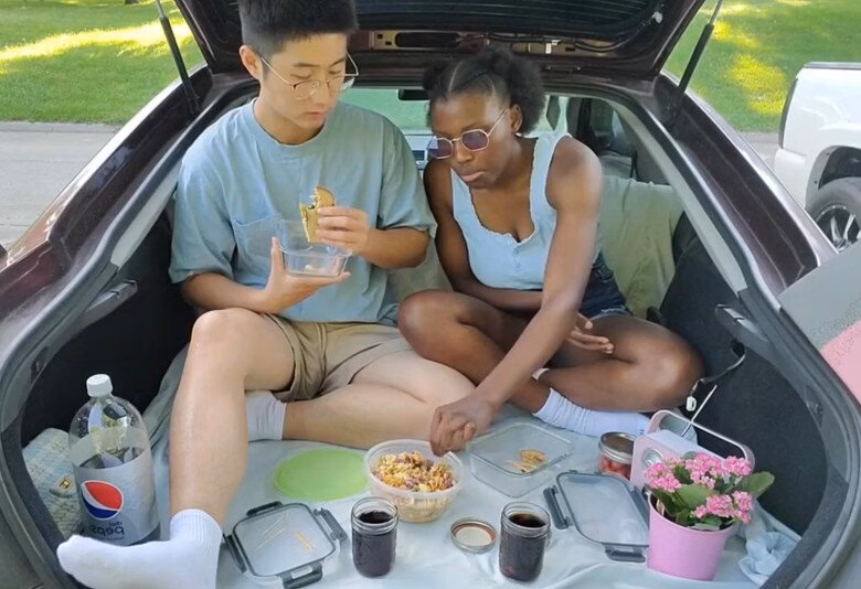 H&agrave;nh tr&igrave;nh x&acirc;y dựng hạnh ph&uacute;c của cặp đ&ocirc;i đa sắc tộc