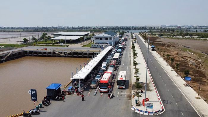 Hoạt động vận chuyển tại bến ph&agrave; Đồng B&agrave;i trong dịp lễ