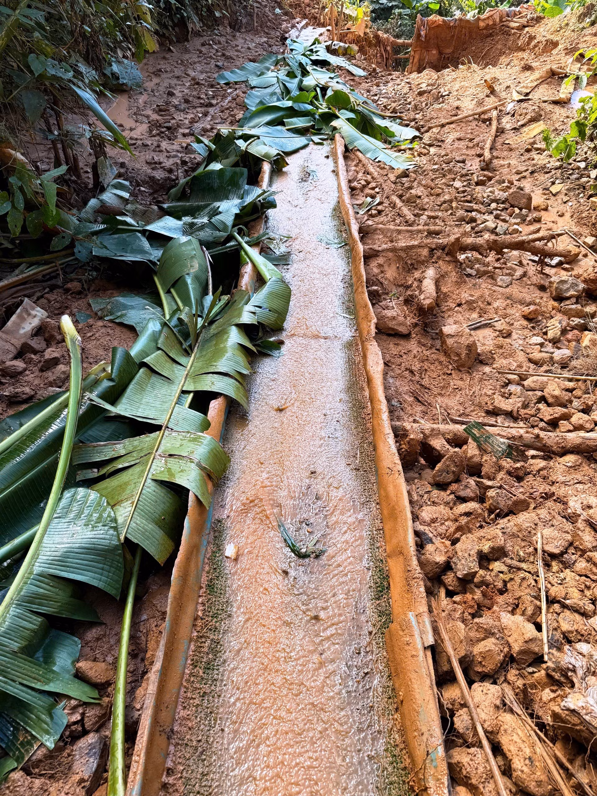 M&aacute;ng xối đ&atilde;i v&agrave;ng thủ c&ocirc;ng bị lực lượng chức năng ph&aacute;t hiện