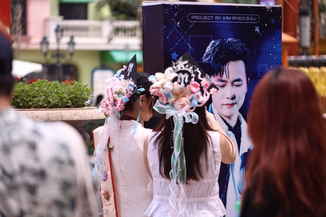 Chi tiết mũ tốt nghiệp thiết kế ri&ecirc;ng cho K24 Anh Trai Vượt Ng&agrave;n Ch&ocirc;ng Gai