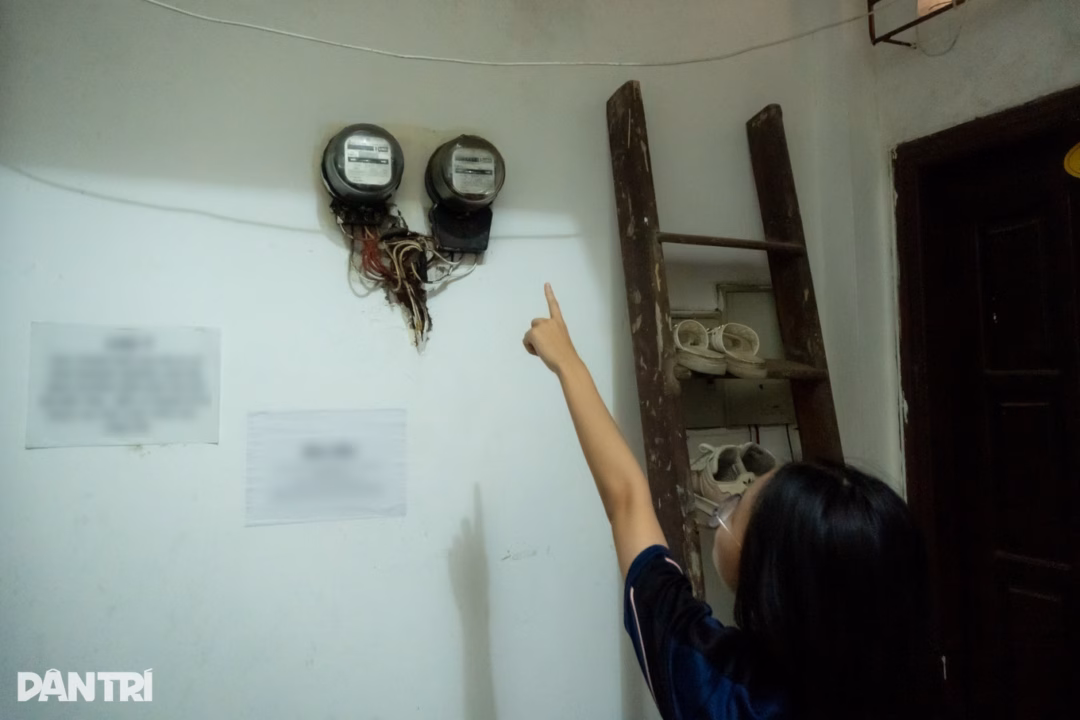 Người d&acirc;n kiểm tra đồng hồ đo điện ti&ecirc;u thụ tại nh&agrave; trọ