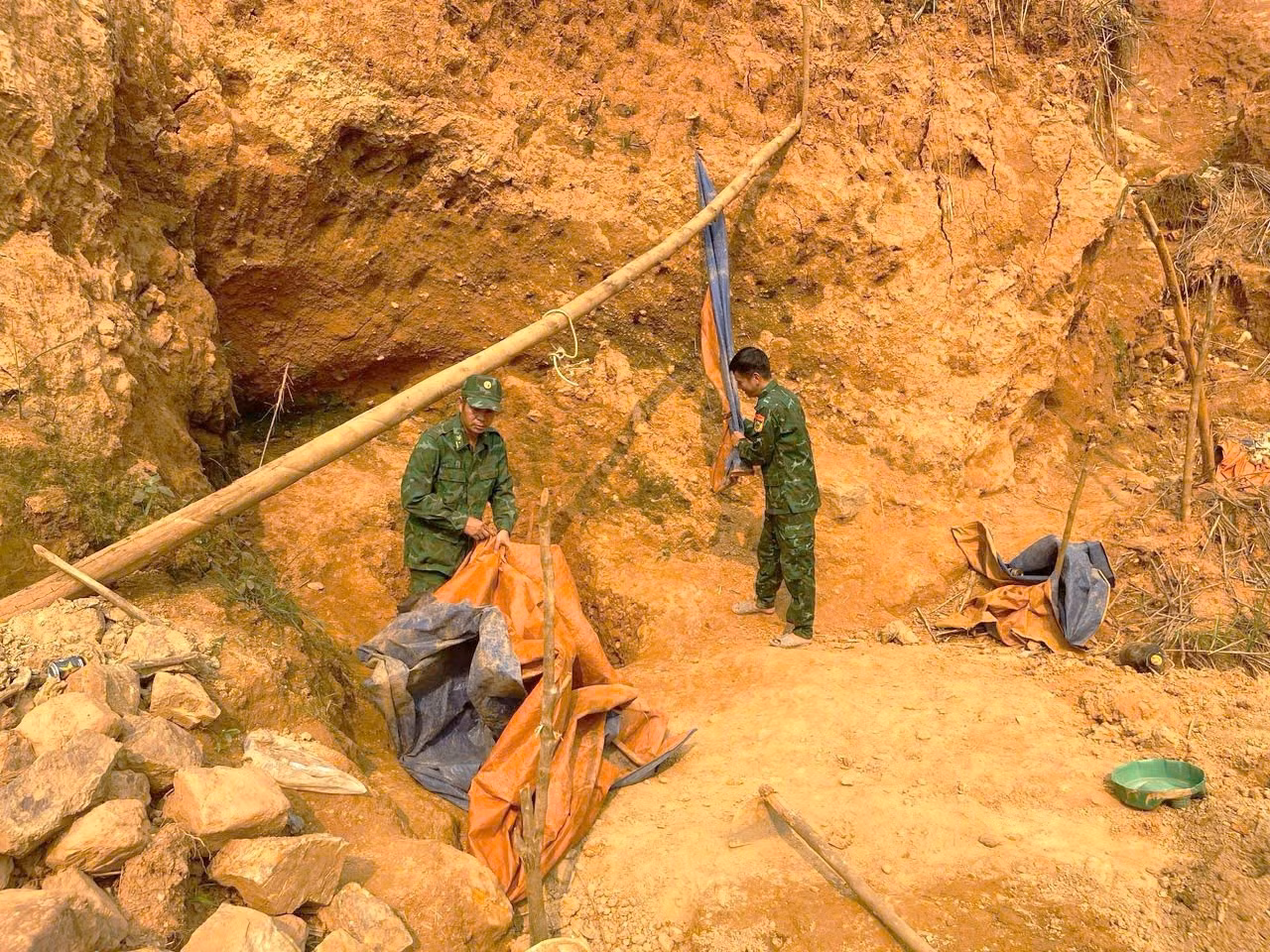 Lực lượng chức năng th&aacute;o dỡ l&aacute;n trại của nh&oacute;m khai th&aacute;c v&agrave;ng tr&aacute;i ph&eacute;p tại A Lưới