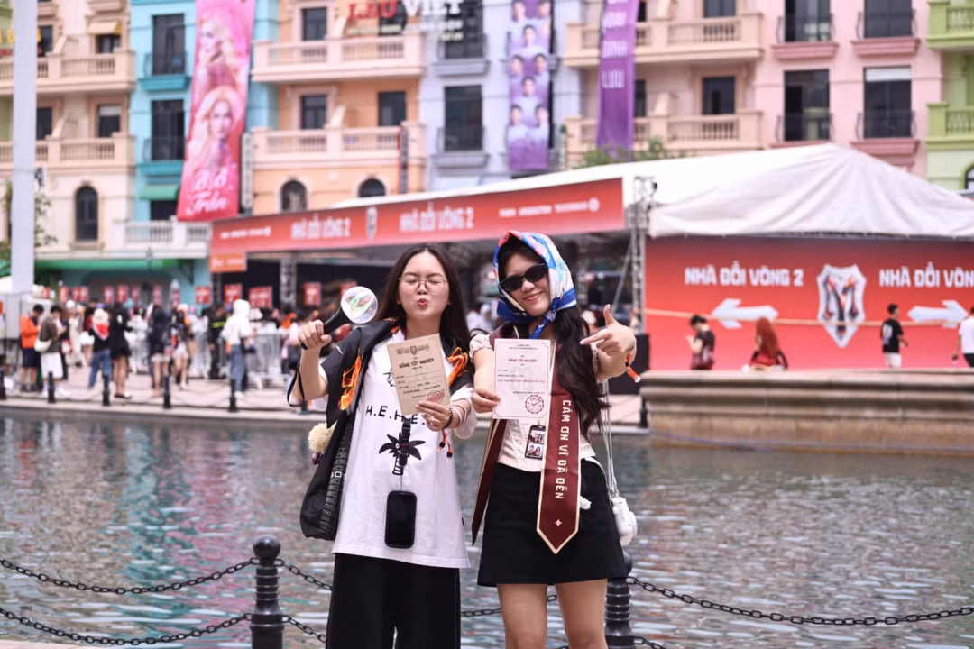 Thời trang độc đ&aacute;o của fan Anh Trai Vượt Ng&agrave;n Ch&ocirc;ng Gai với mũ cử nh&acirc;n v&agrave; sash