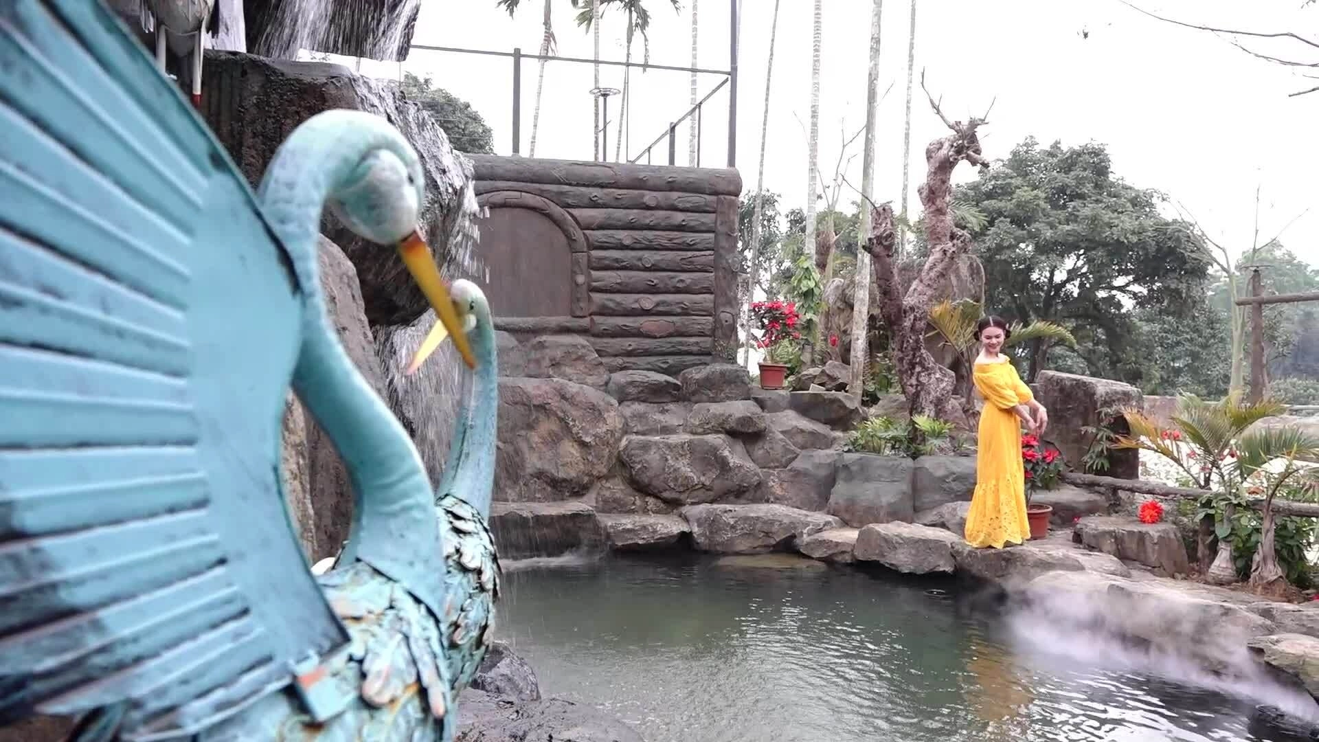 To&agrave;n cảnh ao c&aacute; v&agrave; vườn hoa trong khu&ocirc;n vi&ecirc;n biệt phủ 10.000m2 của NSND Phạm Phương Thảo