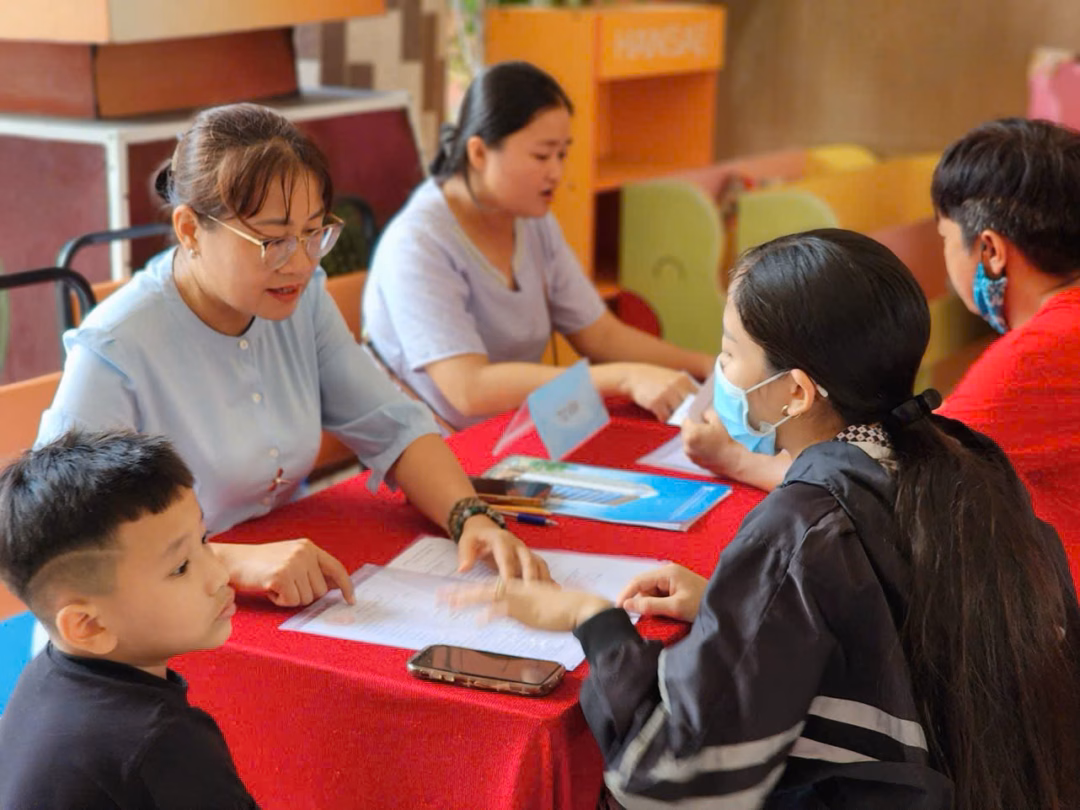 Người d&acirc;n tiếp cận hướng dẫn sử dụng c&ocirc;ng nghệ số để x&oacute;a bỏ r&agrave;o cản khoảng c&aacute;ch số