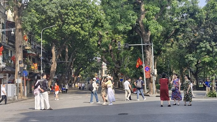 Giới trẻ check-in tại c&aacute;c điểm du lịch nổi tiếng ở H&agrave; Nội