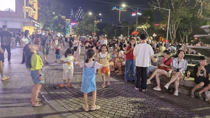 Du kh&aacute;ch tận hưởng kh&ocirc;ng kh&iacute; lễ hội tại khu vực hồ Ho&agrave;n Kiếm