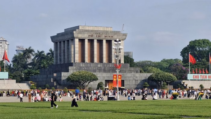 D&ograve;ng người v&agrave;o viếng Lăng Chủ tịch Hồ Ch&iacute; Minh dịp lễ 30/4 - 1/5