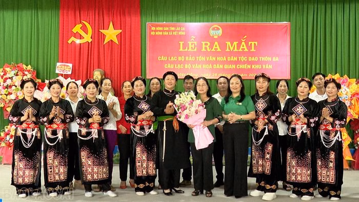 B&agrave; Nguyễn Thị Phương Đ&ocirc;ng tặng hoa ch&uacute;c mừng c&aacute;c CLB văn h&oacute;a d&acirc;n gian x&atilde; Việt Hồng