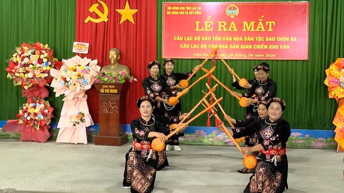 C&aacute;c th&agrave;nh vi&ecirc;n CLB văn h&oacute;a d&acirc;n gian biểu diễn nghệ thuật truyền thống