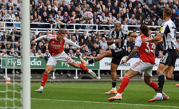 Cầu thủ Arsenal ăn mừng b&agrave;n thắng mở tỷ số