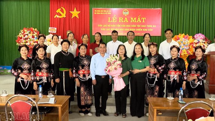 Đại diện Hội N&ocirc;ng d&acirc;n tỉnh chụp ảnh c&ugrave;ng CLB văn h&oacute;a d&acirc;n gian Chiến khu Vần