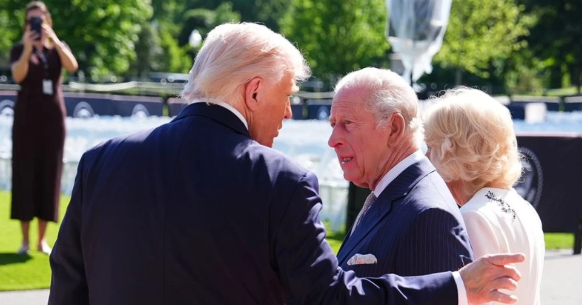 Donald Trump và “cú chạm” gây tranh cãi: Khi nghi thức hoàng gia Anh bị phá bỏ