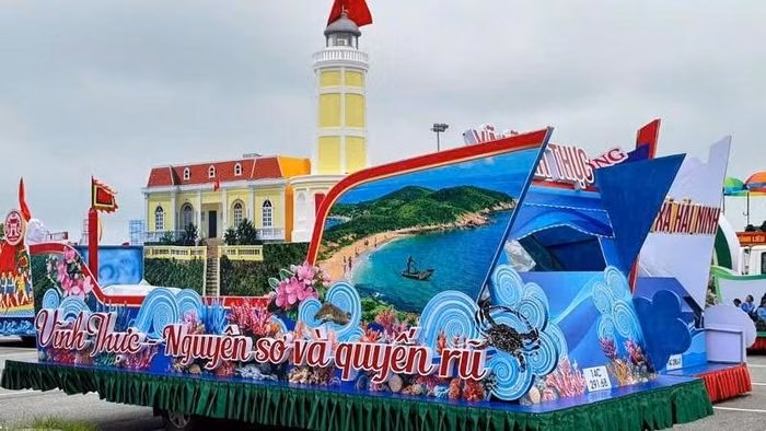 Hải đăng Vĩnh Thực vươn cao tr&ecirc;n m&ocirc; h&igrave;nh xe diễu h&agrave;nh