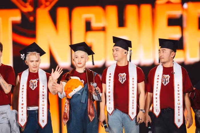 Khoảnh khắc x&uacute;c động của d&agrave;n Anh T&agrave;i v&agrave; Gai Con trong lễ tốt nghiệp K24