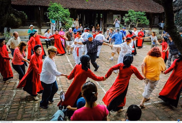 Nghệ nh&acirc;n H&aacute;t Xoan Ph&uacute; Thọ truyền dạy l&agrave;n điệu cổ cho du kh&aacute;ch tại đ&igrave;nh H&ugrave;ng L&ocirc;