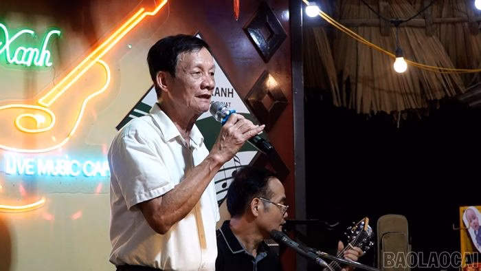 &Ocirc;ng Trần Duy T&acirc;m đang say sưa biểu diễn c&ugrave;ng CLB