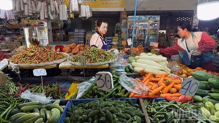 C&aacute;c mặt h&agrave;ng n&ocirc;ng sản tại chợ đầu mối ở thủ đ&ocirc; Vientiane, L&agrave;o