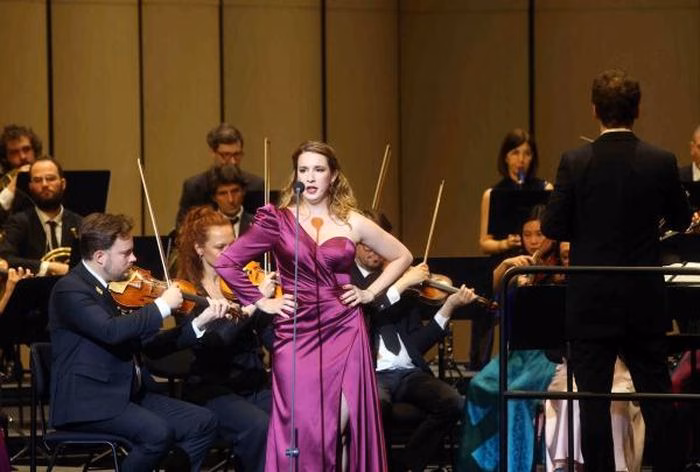 D&agrave;n ca sĩ t&agrave;i năng tại Nh&agrave; h&aacute;t Hồ Gươm