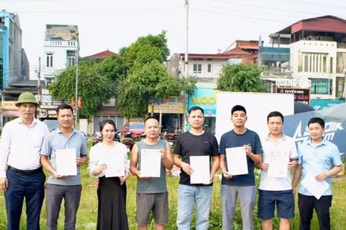 UBND xã Tây Phương bàn giao 34 sổ đỏ cho người trúng đấu giá đất