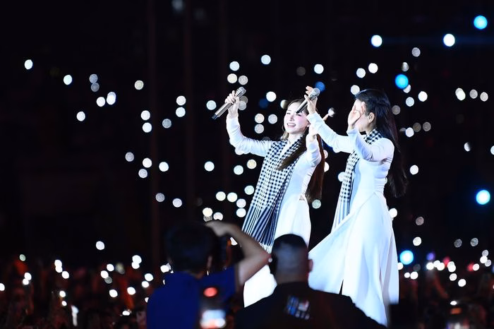 Cẩm Ly v&agrave; H&ograve;a Minzy biểu diễn ca kh&uacute;c Người Việt m&igrave;nh thương nhau