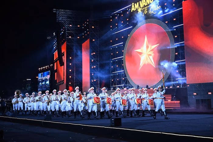 Đo&agrave;n nghi lễ qu&acirc;n đội biểu diễn qu&acirc;n nhạc h&agrave;o h&ugrave;ng