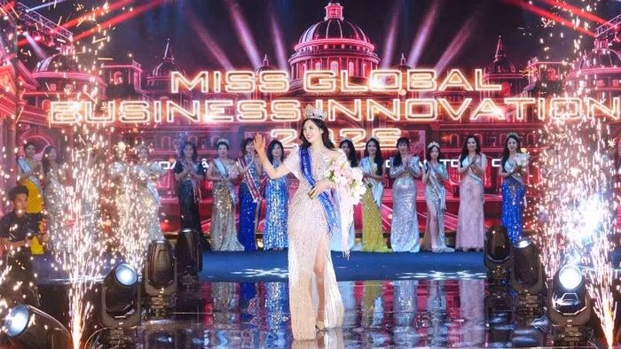 Doanh nh&acirc;n Trần Thị Thanh T&acirc;m rạng rỡ trong khoảnh khắc đăng quang Miss Global Business Innovation 2026