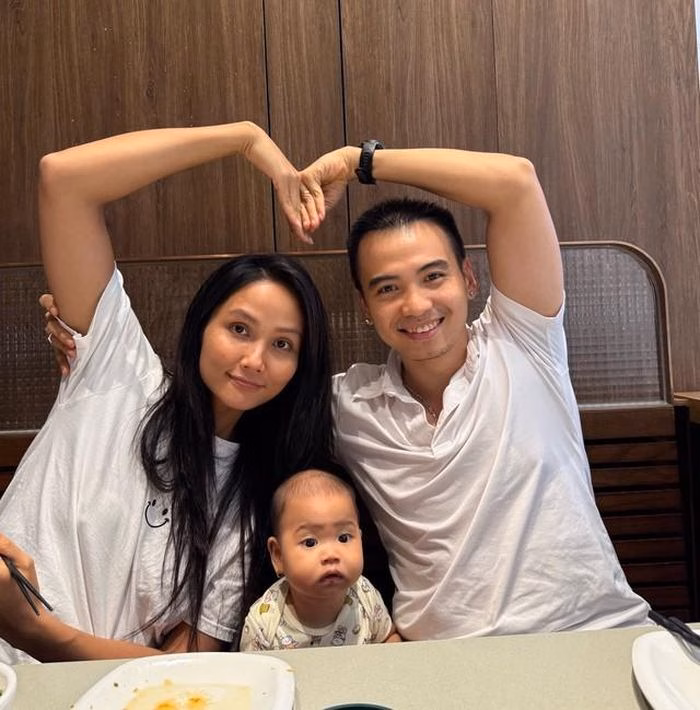 Gia đ&igrave;nh nhỏ hạnh ph&uacute;c của H'Hen Ni&ecirc; v&agrave; Tuấn Kh&ocirc;i