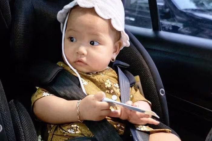 H’Hen Niê gây sốt với khoảnh khắc bị con gái “túm tóc” đầy hài hước