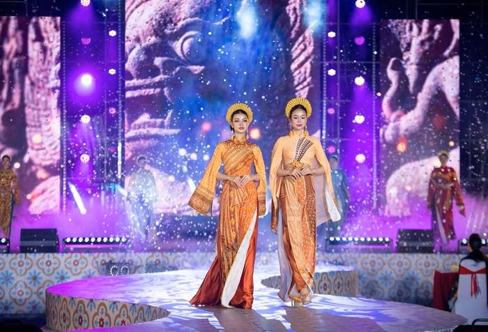 Họa tiết c&aacute;ch điệu th&aacute;p Chăm tr&ecirc;n &aacute;o d&agrave;i