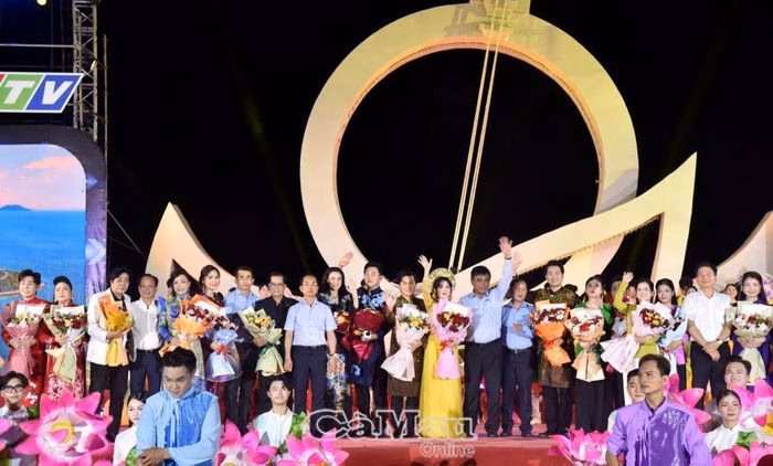 L&atilde;nh đạo tỉnh C&agrave; Mau tặng hoa nghệ sĩ Vầng trăng cổ nhạc