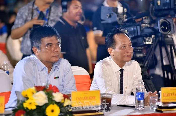 L&atilde;nh đạo tỉnh C&agrave; Mau v&agrave; Tổng Gi&aacute;m đốc HTV thưởng thức Vầng trăng cổ nhạc