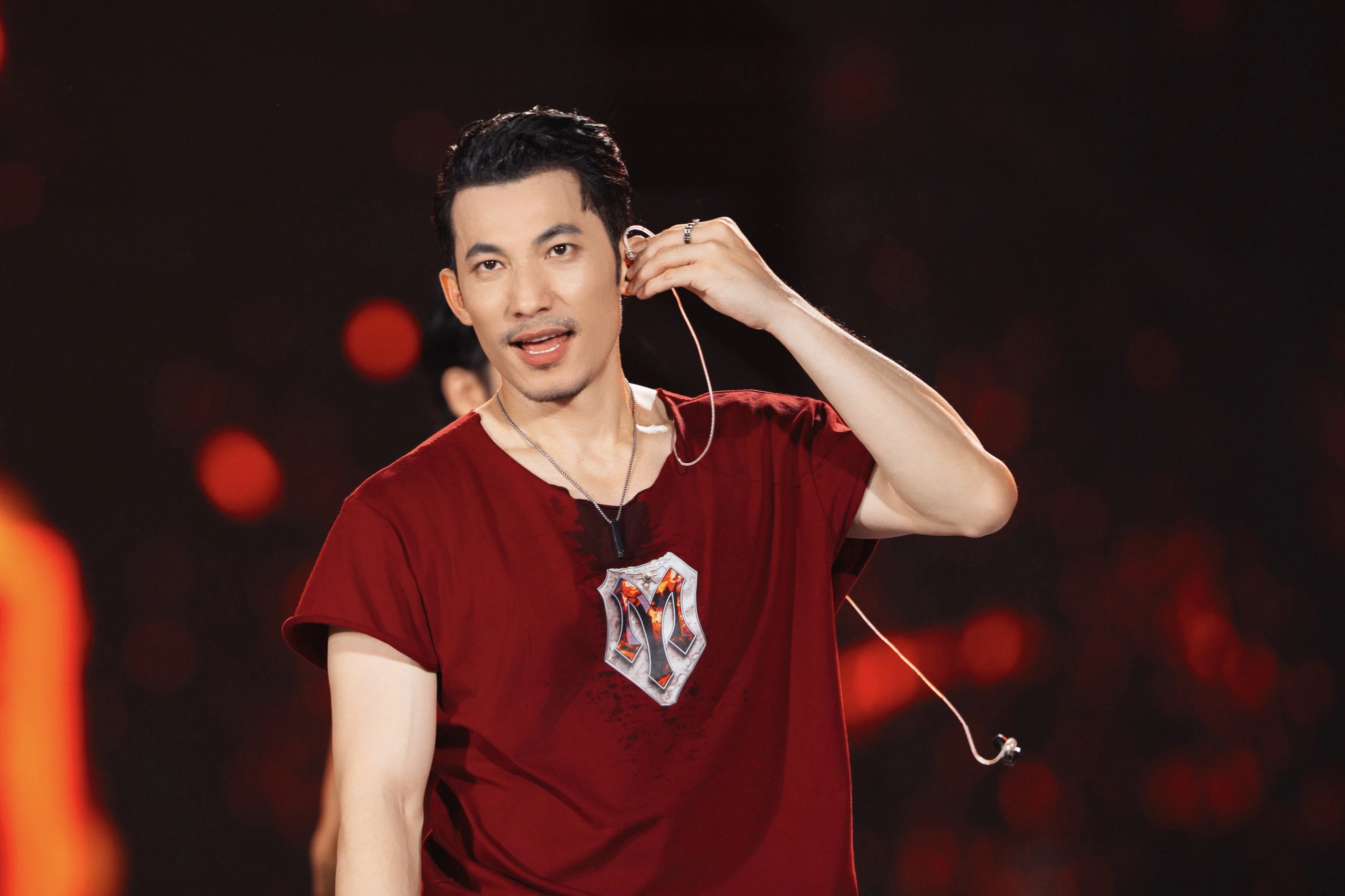 Li&ecirc;n Bỉnh Ph&aacute;t tr&igrave;nh diễn b&ugrave;ng nổ tại concert Gai Home