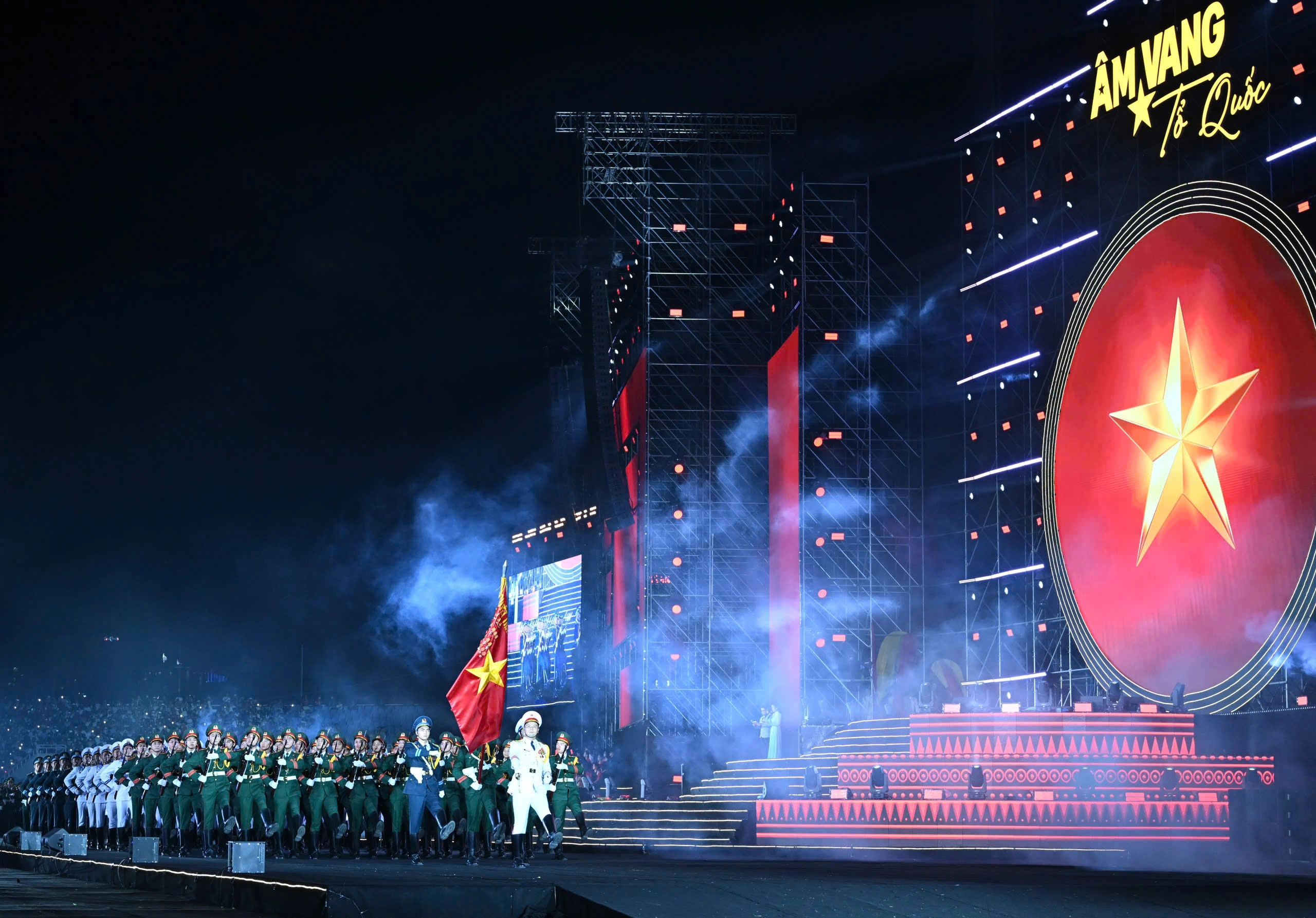 Hơn 1.000 chiến sĩ qu&acirc;n đội v&agrave; c&ocirc;ng an tham gia biểu diễn thực cảnh trong ph&acirc;n cảnh B&igrave;nh y&ecirc;n Tổ quốc