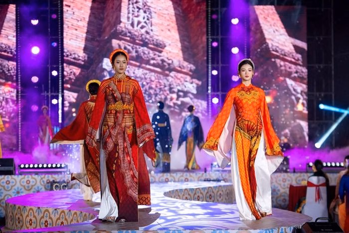 M&agrave;u sắc đặc trưng của BST Dấu ấn Chăm Pa