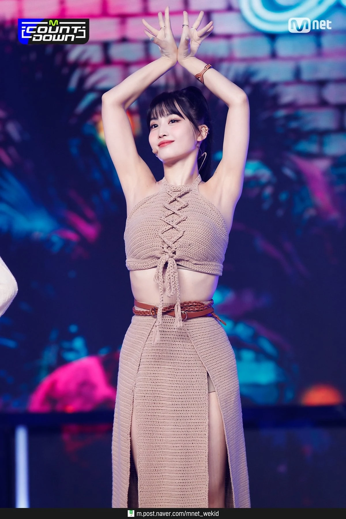 Momo trong một khung h&igrave;nh thời trang