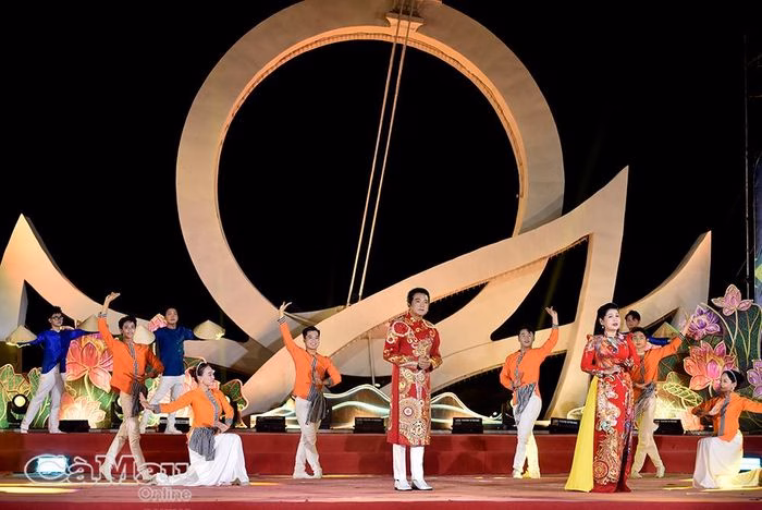 NSND Trọng Ph&uacute;c v&agrave; NSND Hồ Ngọc Trinh h&aacute;t ca cổ &Aacute;o mới C&agrave; Mau