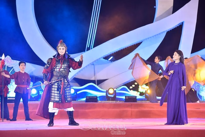 NSƯT V&otilde; Minh L&acirc;m v&agrave; NSƯT Ngọc Đợi tr&igrave;nh b&agrave;y Dạ cổ ho&agrave;i lang