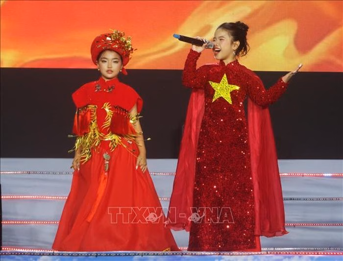 Thời trang lụa gấm hiện đại trong show S&ocirc;ng nước T&acirc;y Đ&ocirc;