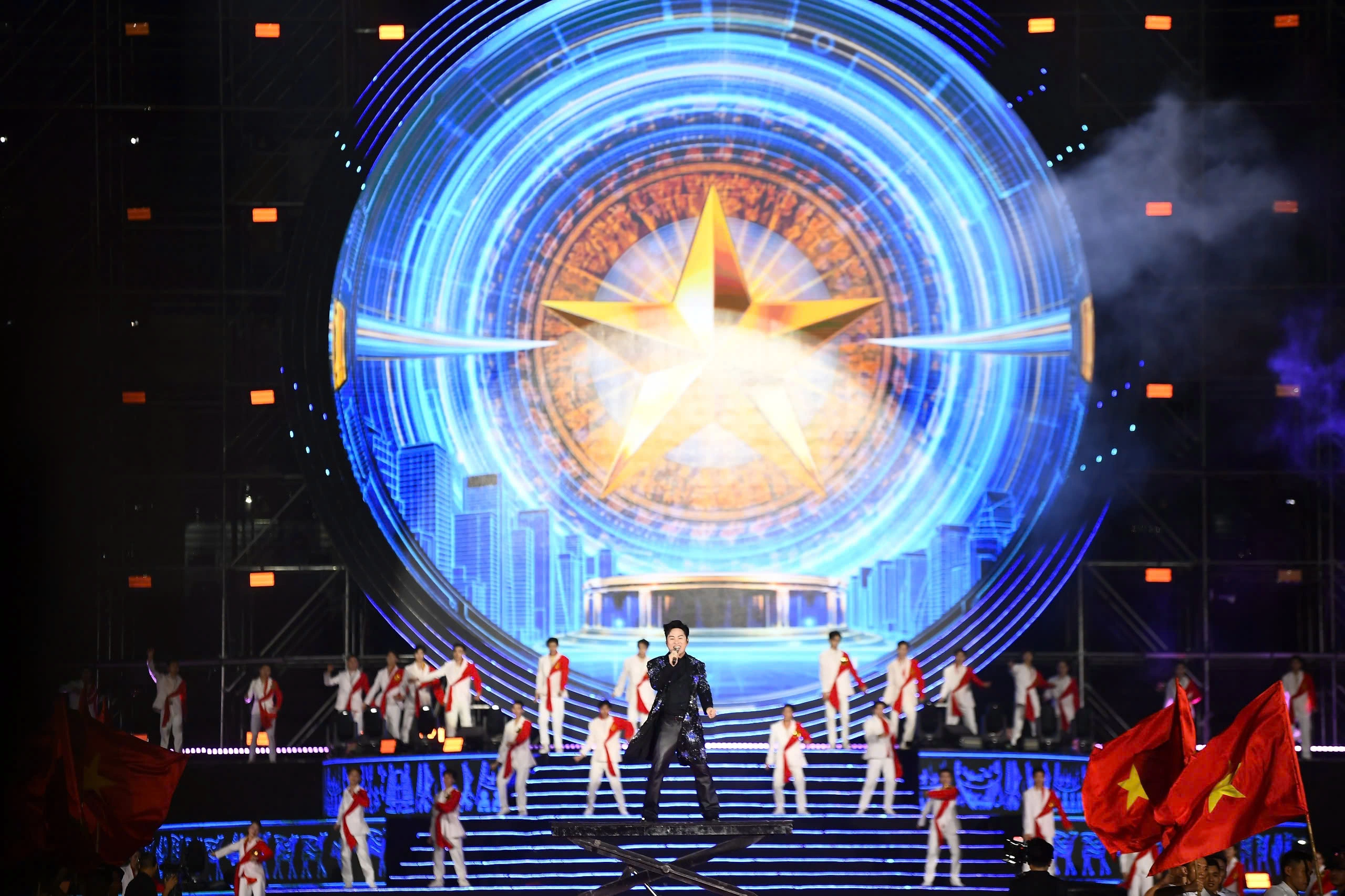 Ca sĩ T&ugrave;ng Dương tr&igrave;nh diễn đầy nội lực tại chương tr&igrave;nh &Acirc;m vang Tổ quốc