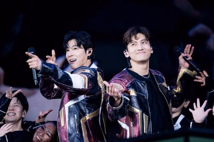 TVXQ rực ch&aacute;y trong biển đỏ tại Nissan Stadium kỷ niệm 20 năm ra mắt