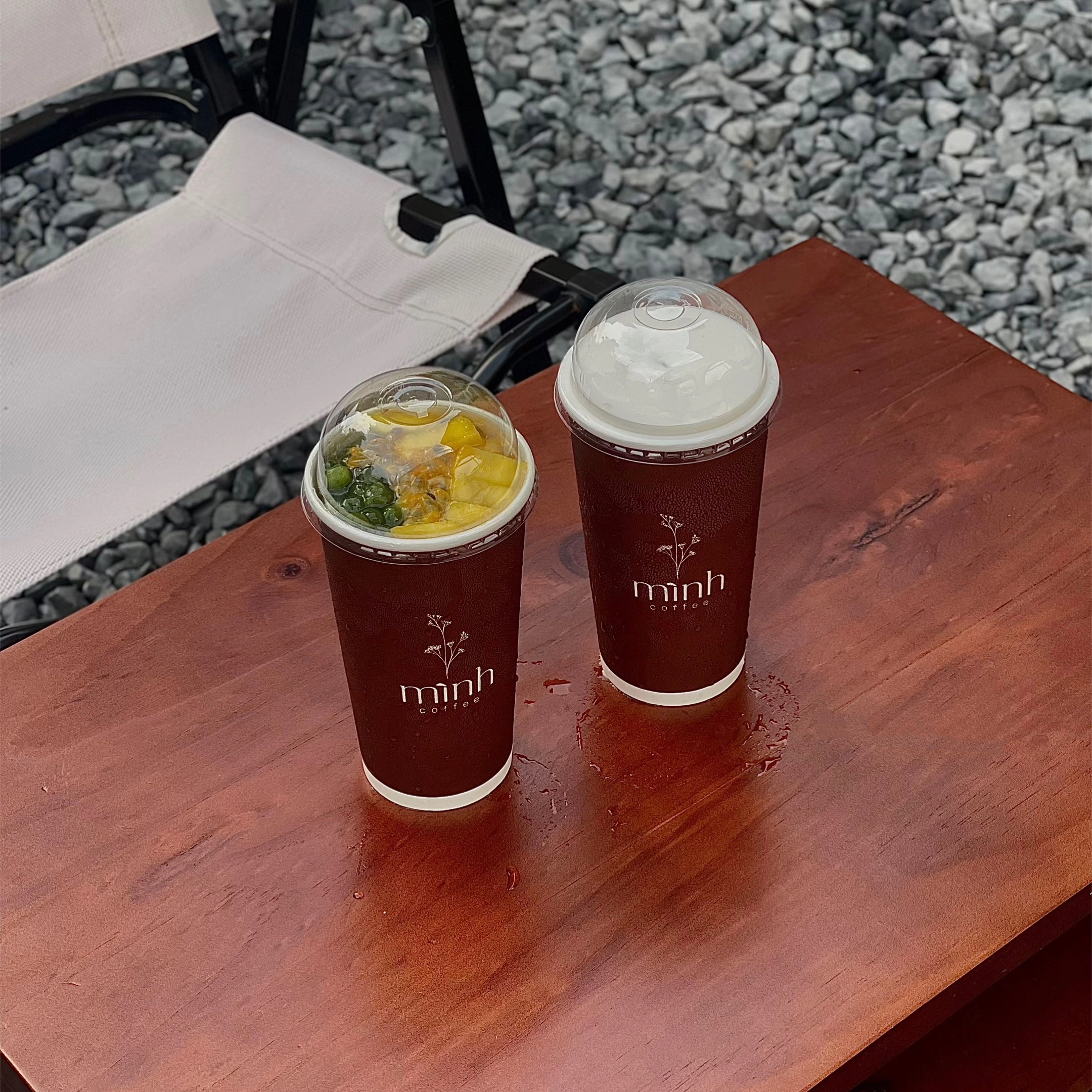 S&acirc;n khấu biểu diễn acoustic tại Nh&agrave; m&igrave;nh Coffee