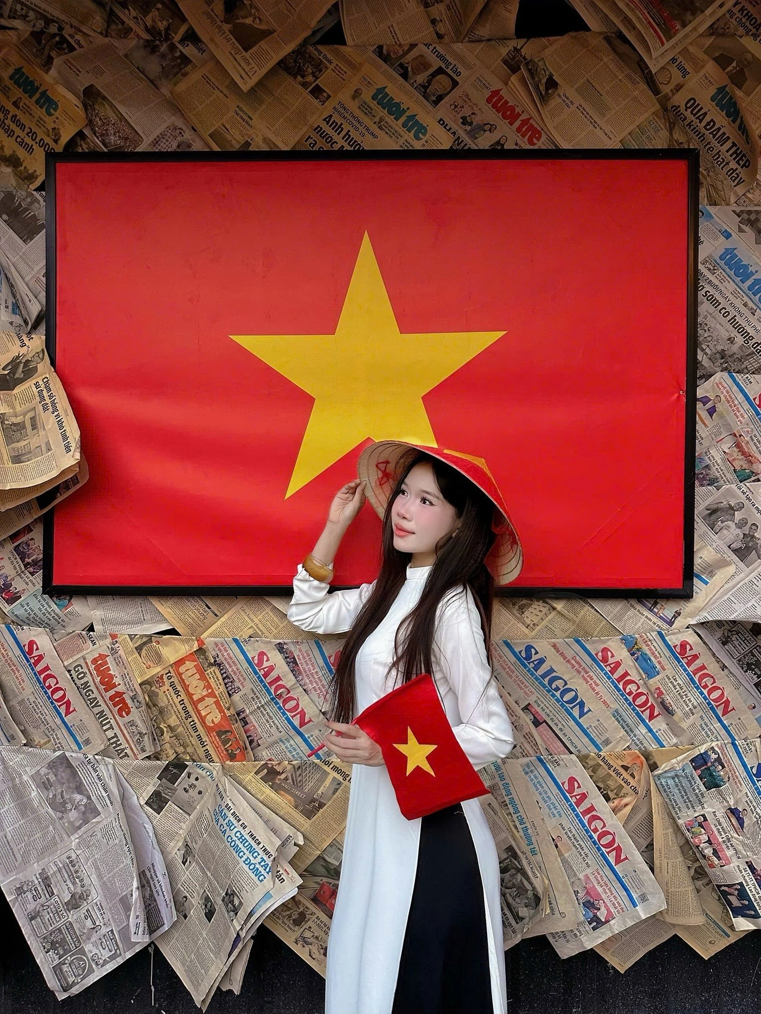 Hỉn Coffee với kh&ocirc;ng gian trang tr&iacute; cờ đỏ sao v&agrave;ng từ lối v&agrave;o