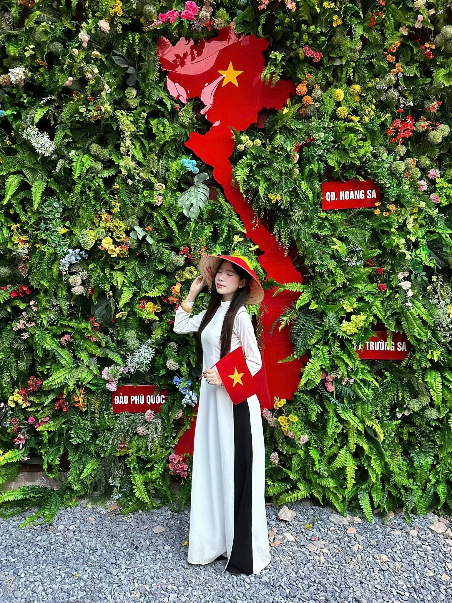 G&oacute;c chụp ảnh với cờ Tổ quốc cỡ lớn v&agrave; sạp b&aacute;o tại Hỉn Coffee