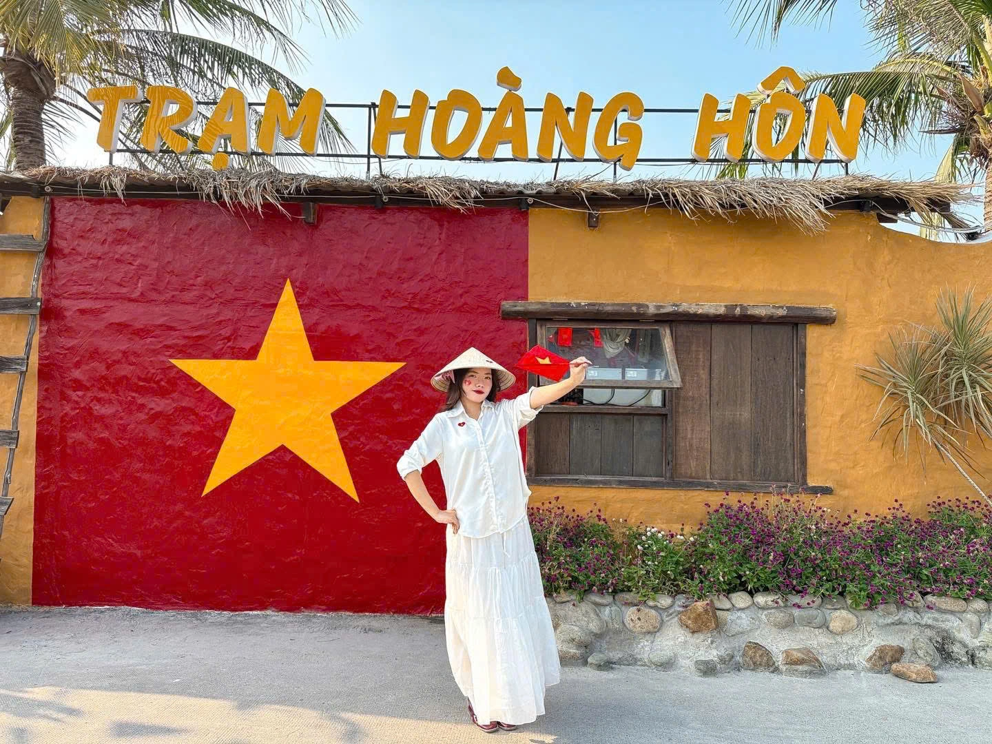 Trạm Ho&agrave;ng H&ocirc;n với kh&ocirc;ng gian ven s&ocirc;ng v&agrave; trang tr&iacute; cờ đỏ sao v&agrave;ng