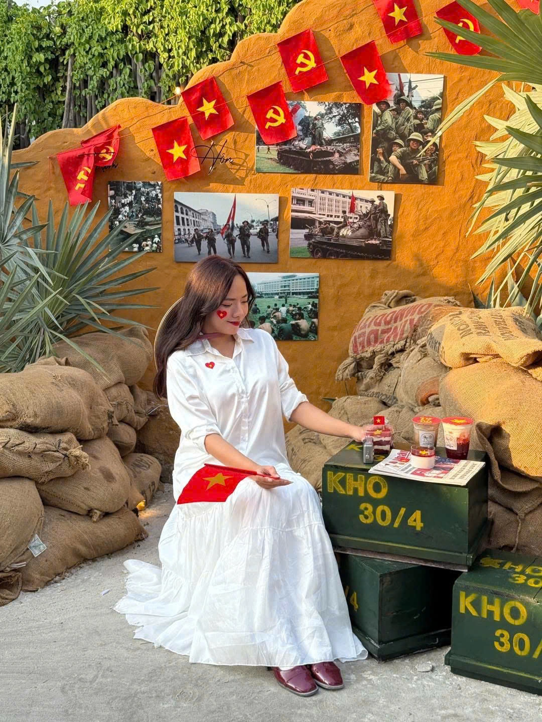 Bức tường quốc kỳ cỡ lớn tại Trạm Ho&agrave;ng H&ocirc;n thu h&uacute;t kh&aacute;ch check-in