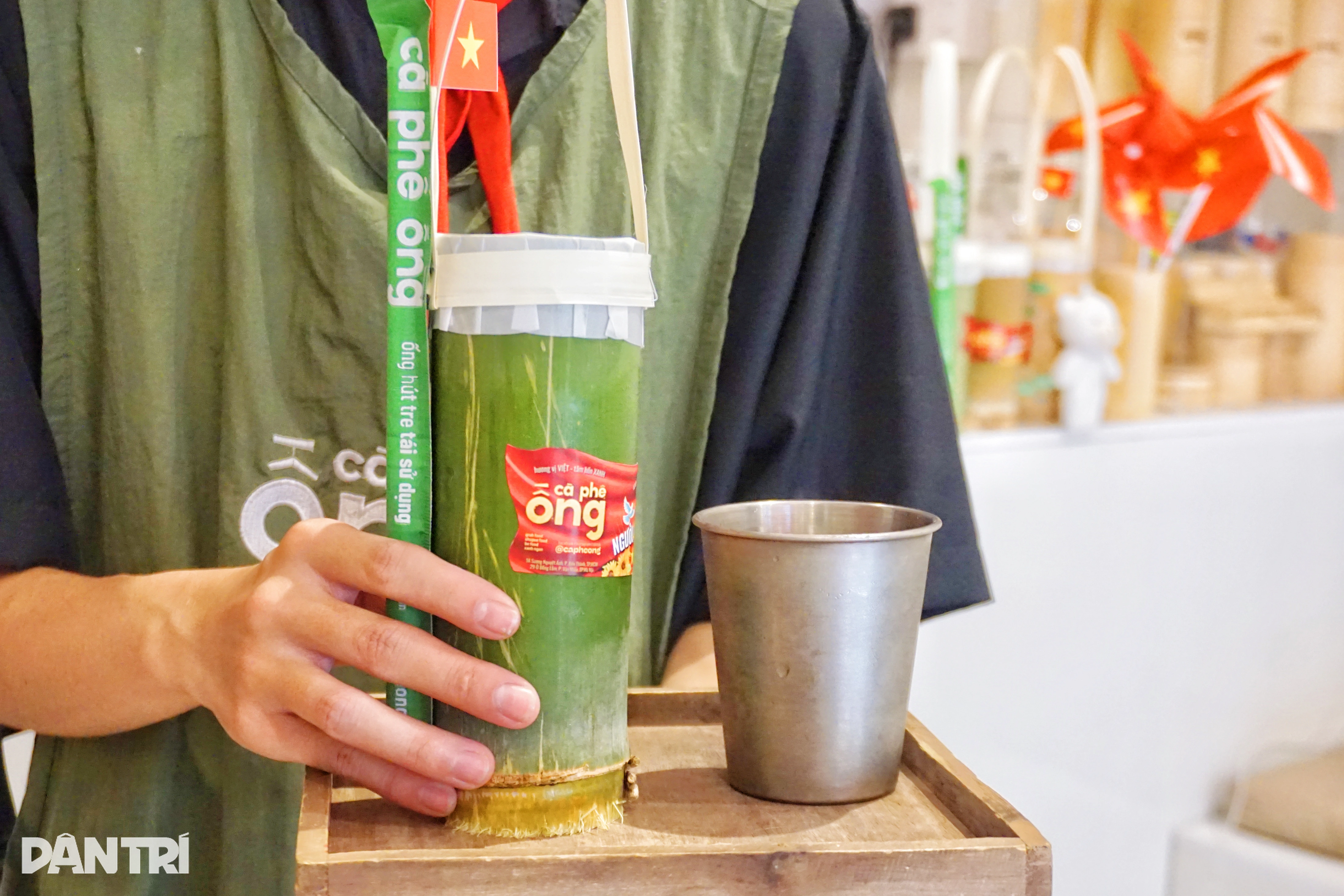 Kh&aacute;ch check-in tại C&agrave; ph&ecirc; Ống với kh&ocirc;ng gian trang tr&iacute; lễ 30/4