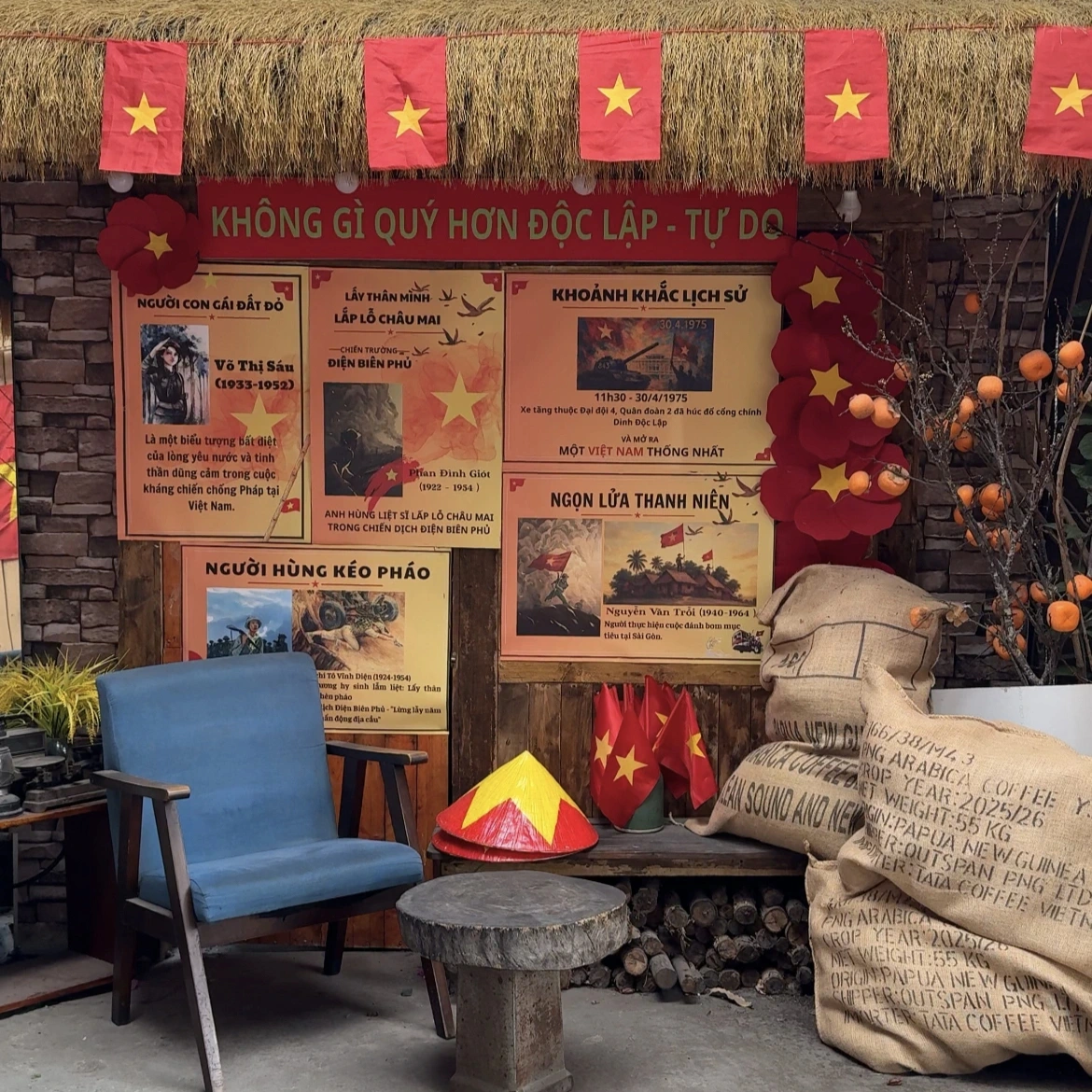 Tiệm c&agrave; ph&ecirc; Han với kh&ocirc;ng gian trang tr&iacute; cờ đỏ sao v&agrave;ng v&agrave; c&acirc;y xanh